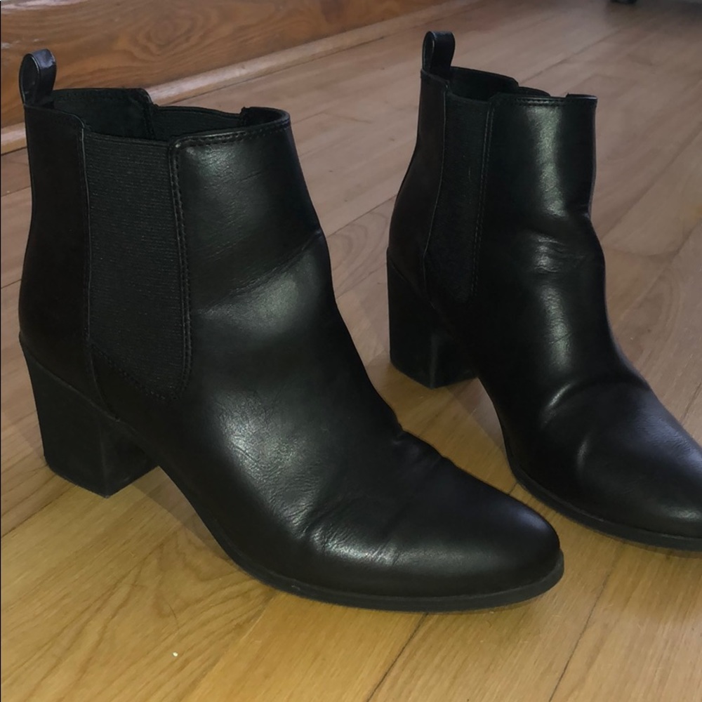 3/25$ H&M booties size 8